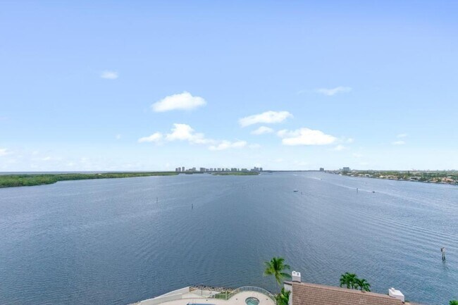 Building Photo - 100 Lakeshore Dr