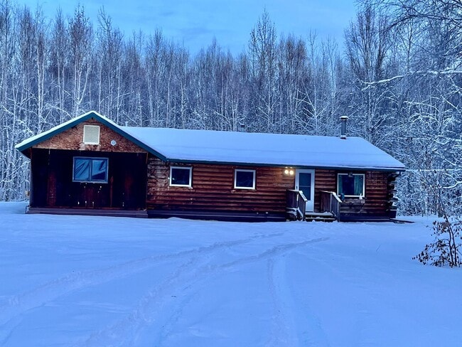 Building Photo - 4-bedroom home in North Pole / On city water