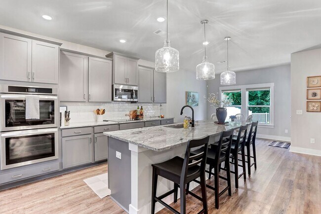 Building Photo - Spacious 4 bedroom 3 bath home with loft