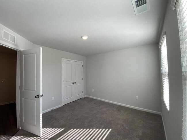 Building Photo - 702 Gimari Dr