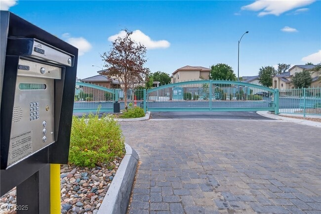 Building Photo - 133 Coronation Ave