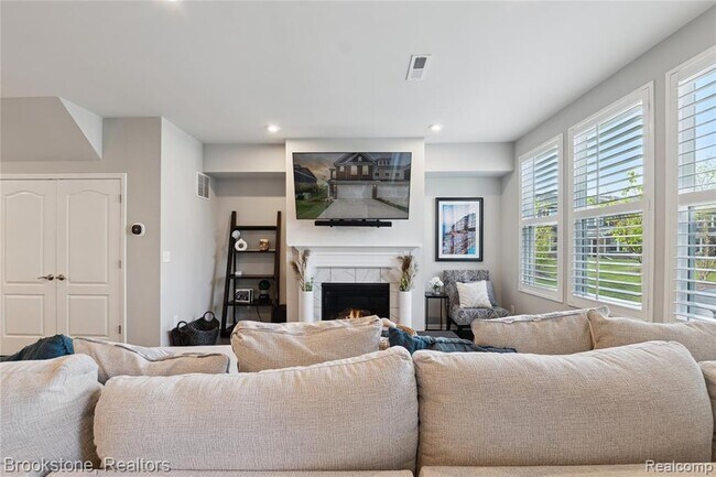 Building Photo - 765 Hummingbird Dr