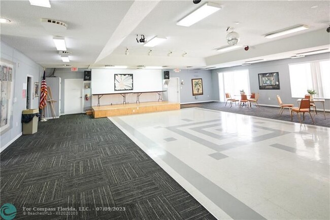 Building Photo - 1830 N Lauderdale Ave
