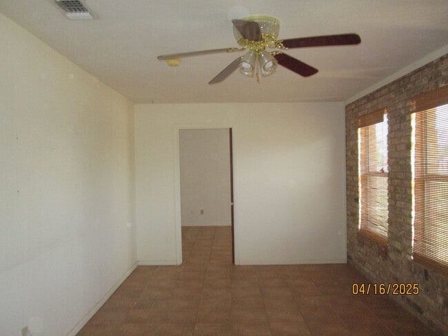 Building Photo - HOUSE -- 3 bedrooms, 2 bathrooms