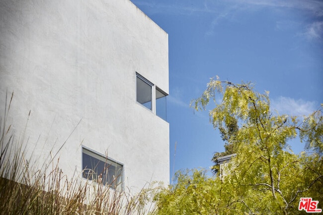 Building Photo - 703 Palms Blvd
