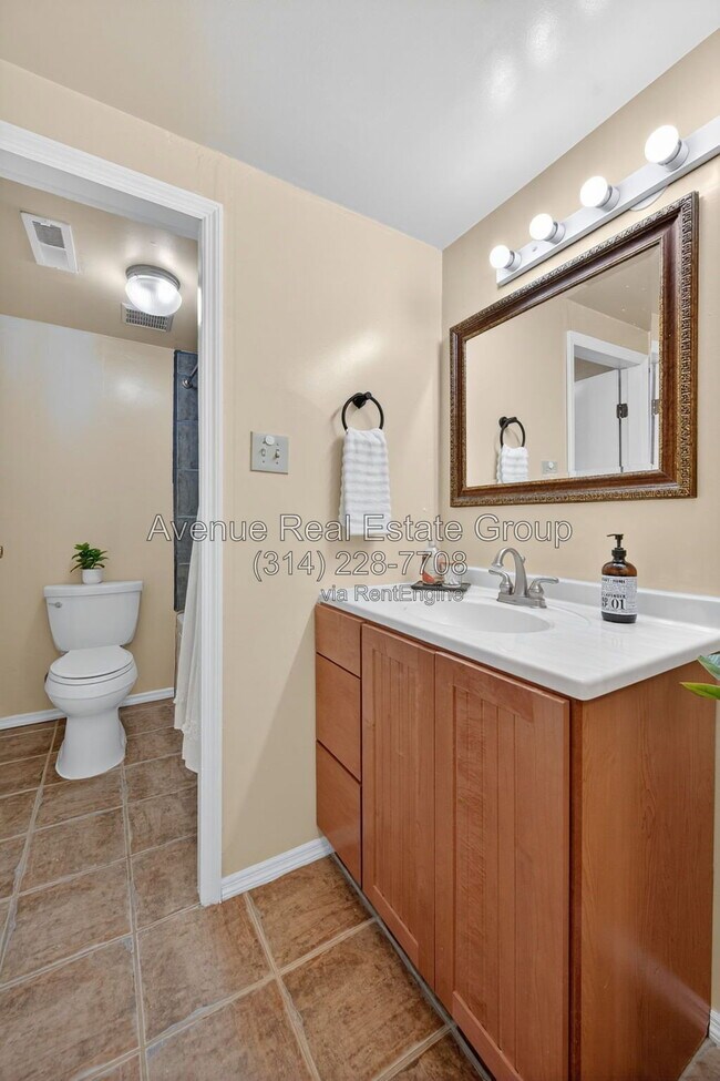 Building Photo - 5559 Pershing Ave