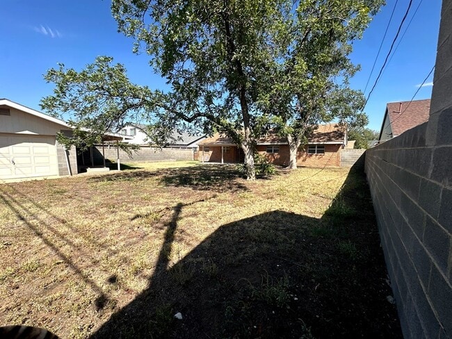 Building Photo - 3009 Bonham Ave