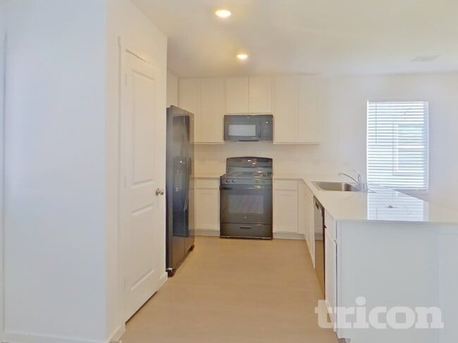 Building Photo - 3028 Yellow Pne Ave