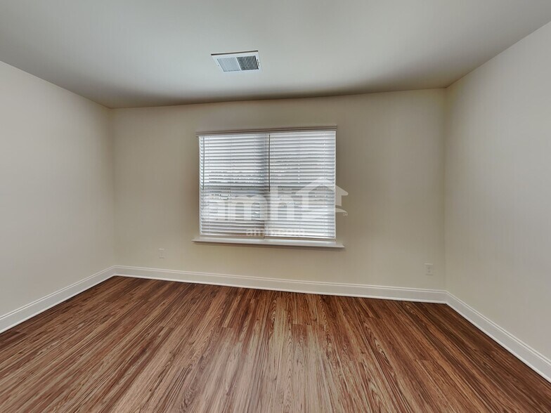 Building Photo - 605 Lk Vis Ct