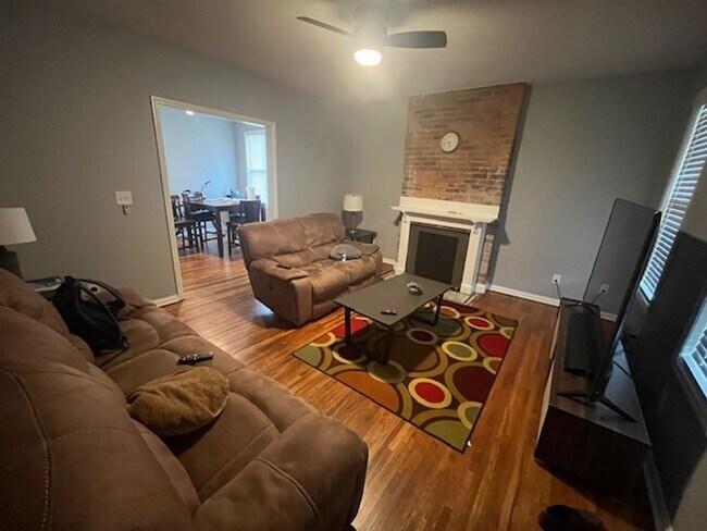 Building Photo - Spacious 3 bed, 1.5 bath duplex