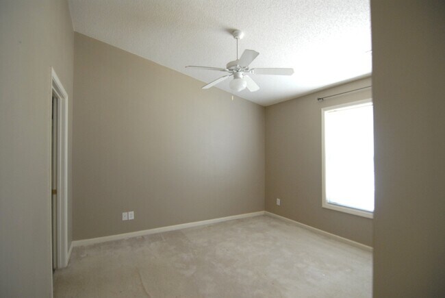 Building Photo - 800 Remount Ct