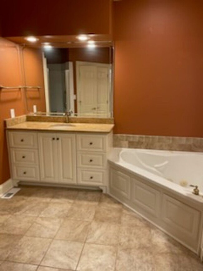 Building Photo - 255 Stonewood Dr