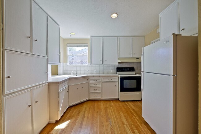 Building Photo - Awesome Home Located in a Quiet Tree Line ...