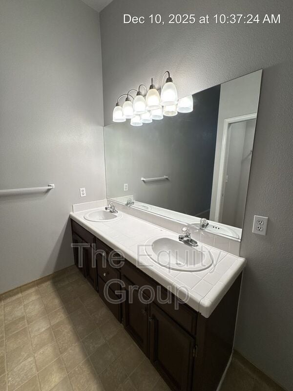 Building Photo - 819 S Pinkham St