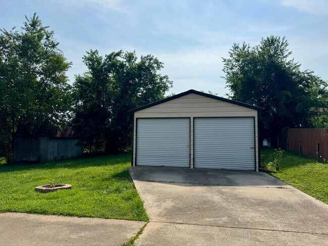 Building Photo - Convenient location! Cute 4 Bed 2 Bath hom...
