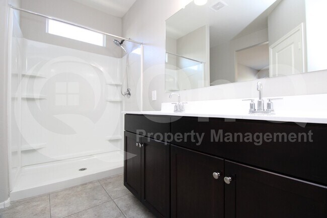 Building Photo - 4644 W Nutmeg Ave