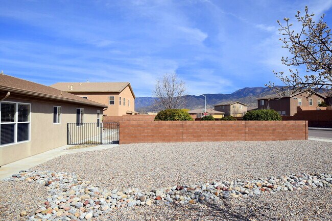 Building Photo - Amazing 3 Bedroom Home Near KAFB!