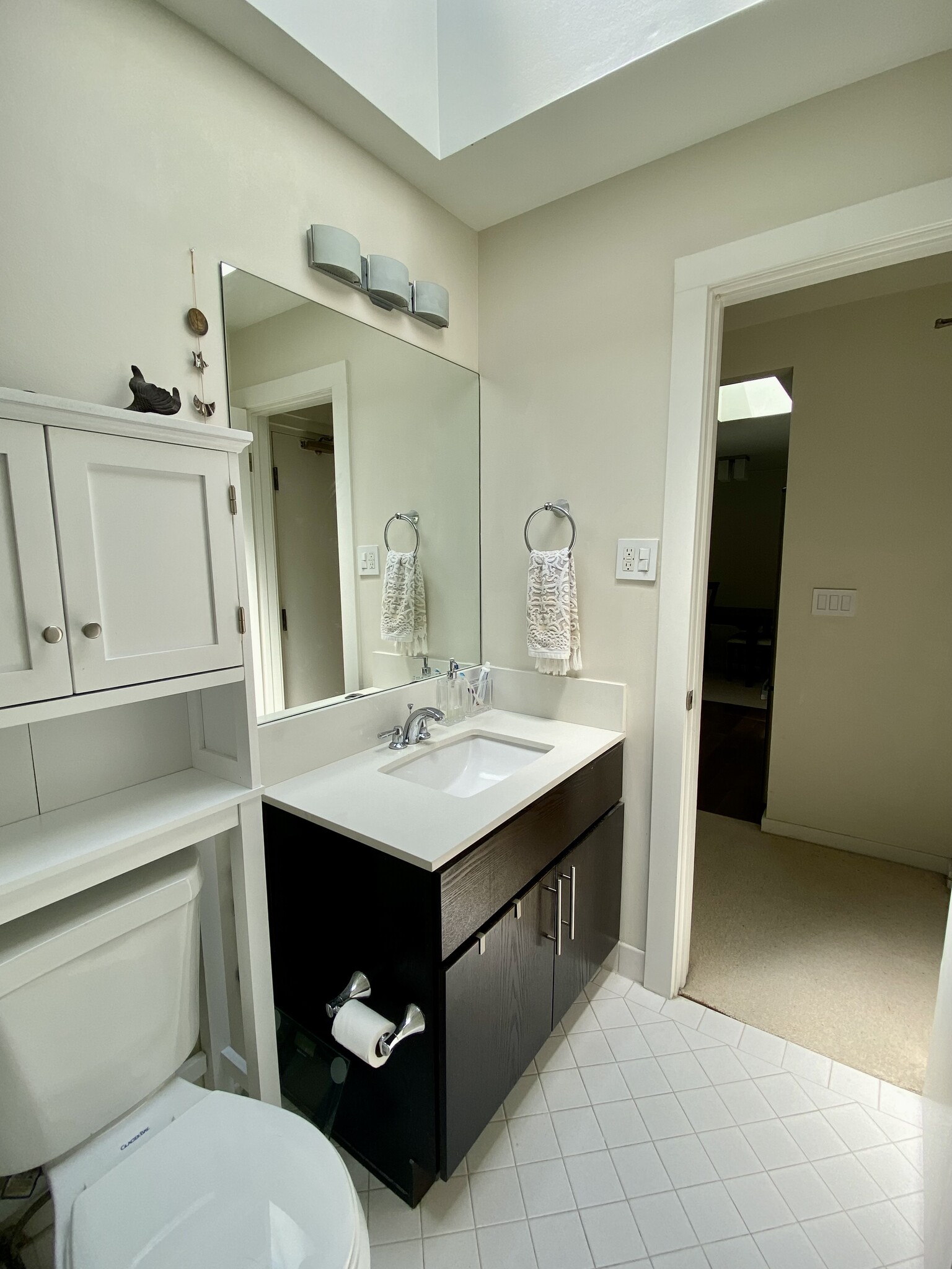 2nd bathroom with skylight - 1998 Pacific Ave