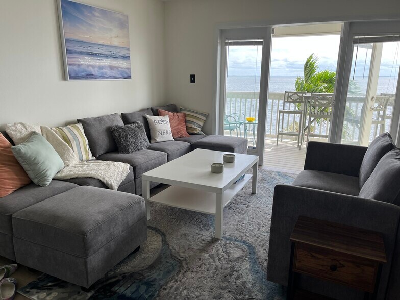 Building Photo - 5200 Coquina Key Dr SE