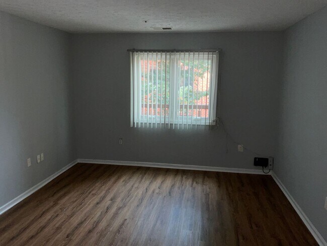 Building Photo - Very well maintained and extra large 3BR 2BA condo moments to Marc Train in Downtown Gaithersburg