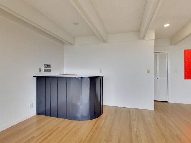 Building Photo - 4BR Home with Jaw-Dropping Views, Garage, ...