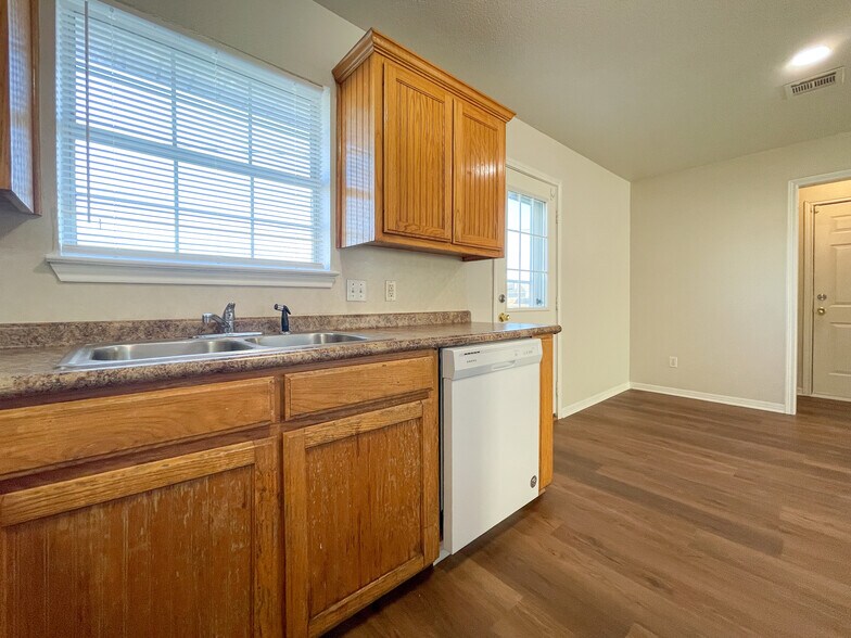 Building Photo - 175 Spring Water Ln