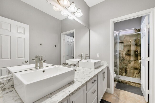 Building Photo - Fully Furnished Luxury Living with Expansive, Move-In Ready Comfort!