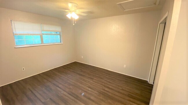 Building Photo - COZY 1/1 w/ Open Floor Plan, Vaulted Ceilings, Fenced in Yard, Solid Floors, Patio, & Washer/Drye...
