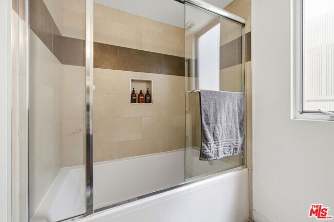 Building Photo - 5911 Saturn St