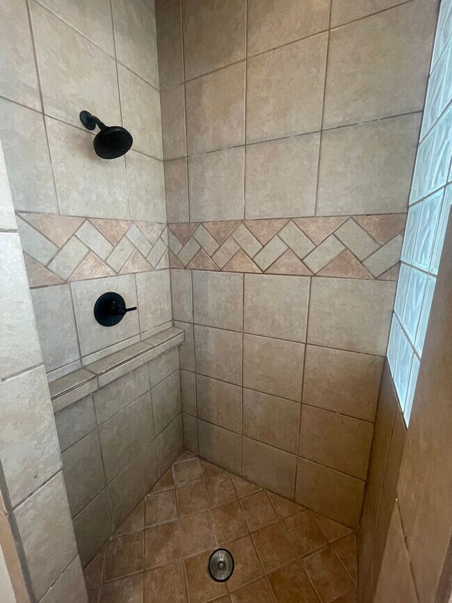 Building Photo - Gorgeous 4 bedroom/3 bathroom home located...