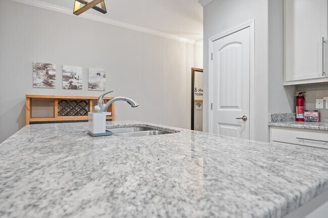 Building Photo - Furnished rental/Short Term Available