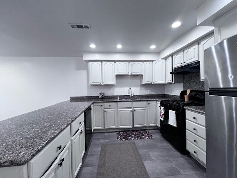 Building Photo - 731 Willow St