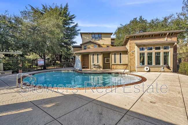 Building Photo - 718 El Paseo Cir