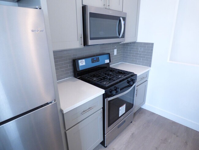 Building Photo - 4 Bedroom Unit with 2 Car Parking!