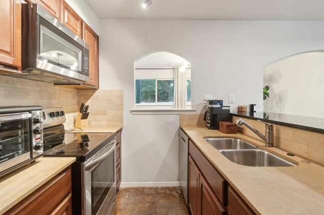 Building Photo - 1501 Rockdale Cir