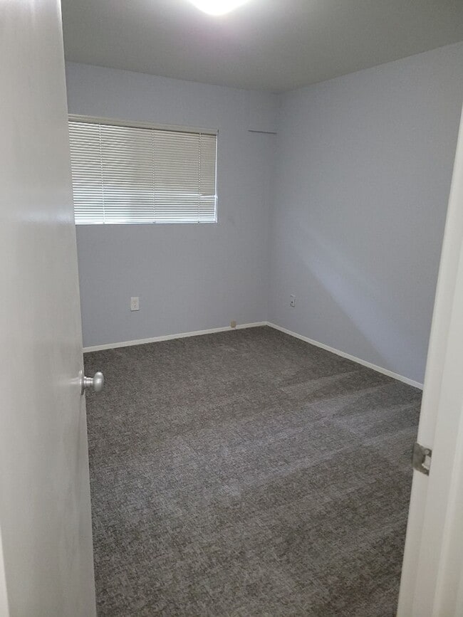 Building Photo - 2 Bed 1.5 Bath Condo Downtown Bellevue
