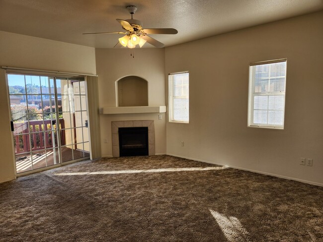 Building Photo - Rare Ground Level Unit - 2 Bed / 1 Bath w/private yard