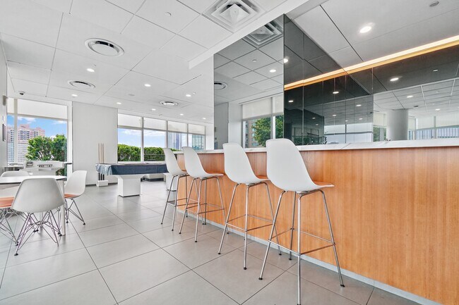 Building Photo - 77 HUDSON St