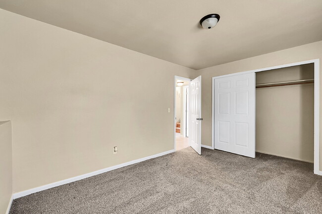 Building Photo - $2,095, 3 bed, 2 bath, located in Colorado...