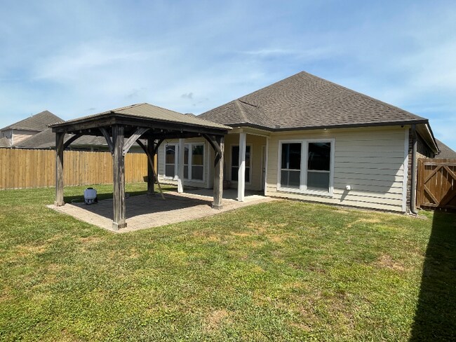 Building Photo - 214 Forest Grove Dr