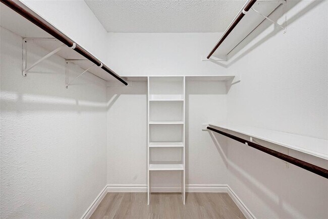 Building Photo - 1112 Bering Dr