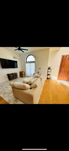 Building Photo - 913 Lucia Dr
