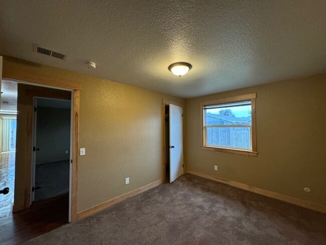 Building Photo - ZELIA! Arcata 3/2, 2 car garage, south facing patio