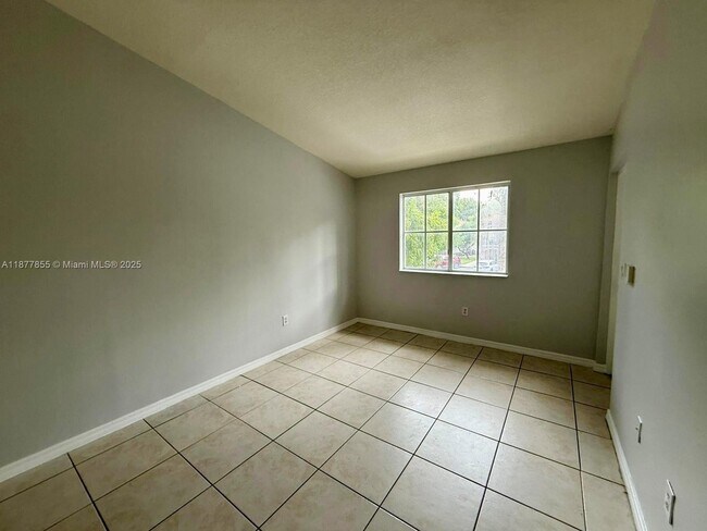 Building Photo - 2930 SE 13th Ave