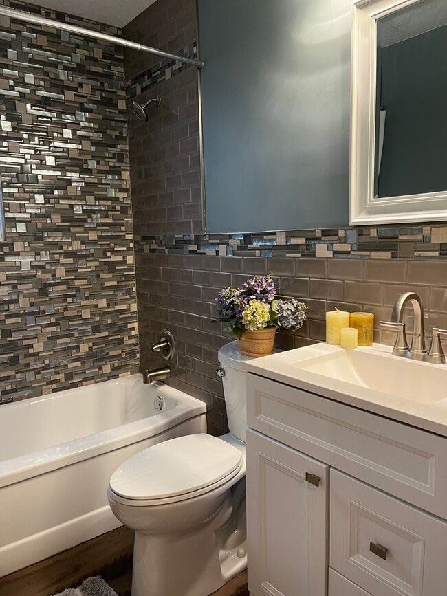 Building Photo - Molette Home in the heart of Moline.