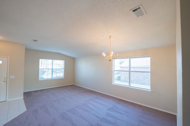 Building Photo - Spacious home over 1800 sqft!