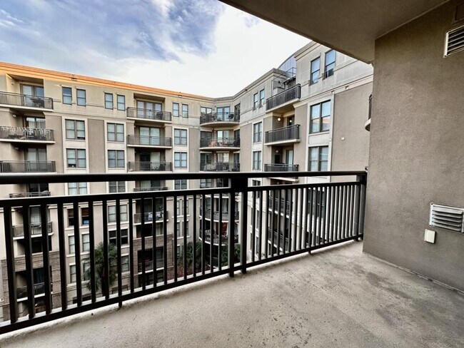 Building Photo - 718 W Trade St