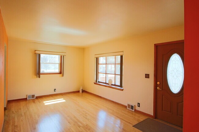 Building Photo - Updated Single Family Home Near Vogel Park...