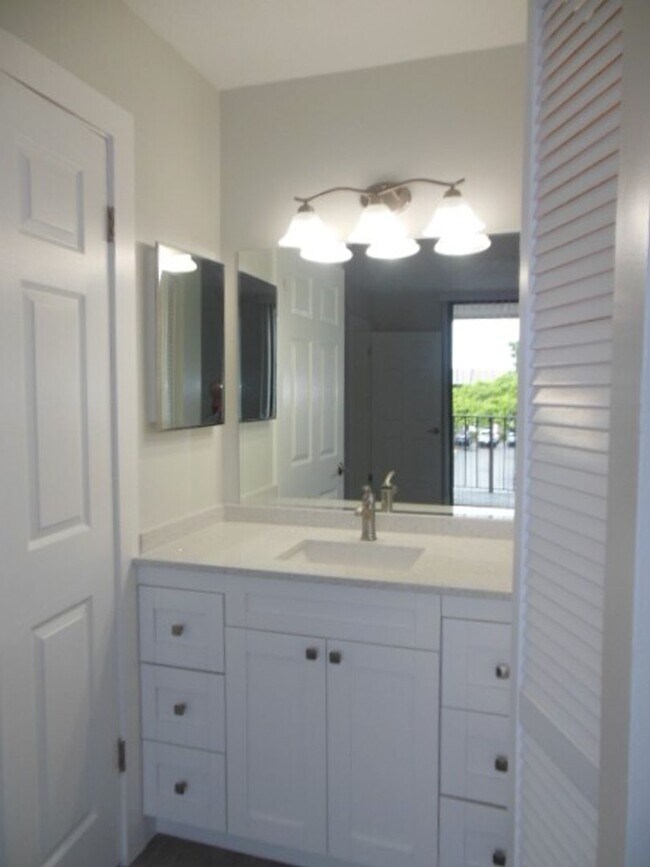 Building Photo - ONE BEDROOM ONE BATHROOM! WATERFRONT COMMUNITY!