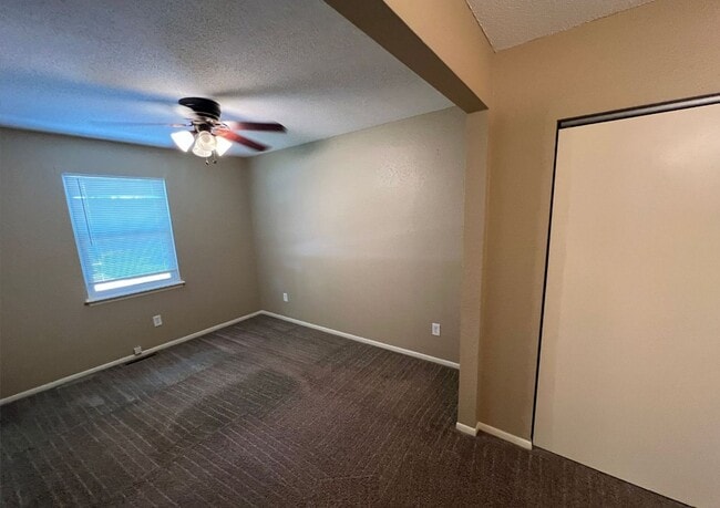 Building Photo - Spacious Split Level Duplex in Lee’s Summit!
